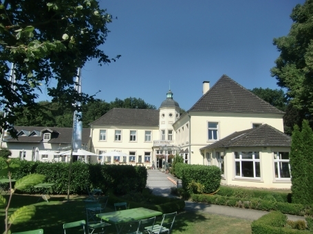 Wesel-Lackhausen : Konrad-Duden-Straße, im historischen Gut Bossigt, dem Geburtshaus des Begründers der deutschen Rechtschreibung Konrad Duden findet man heute das Hotel Haus Duden vor.